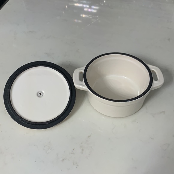 New! Mini Enameled Cast Iron Pot - Picture 6 of 10